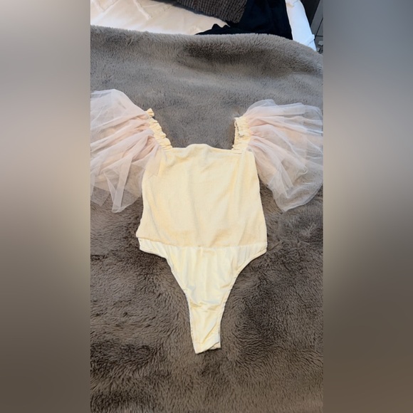 NWOT Medium SHEIN bodysuit with ruffle sleeves never worn - Picture 1 of 3